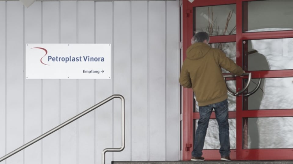 Ein Mitarbeiter betritt das Werk Andwil der Petroplast Vinora AG, aufgenommen am 17. Februar 2016.