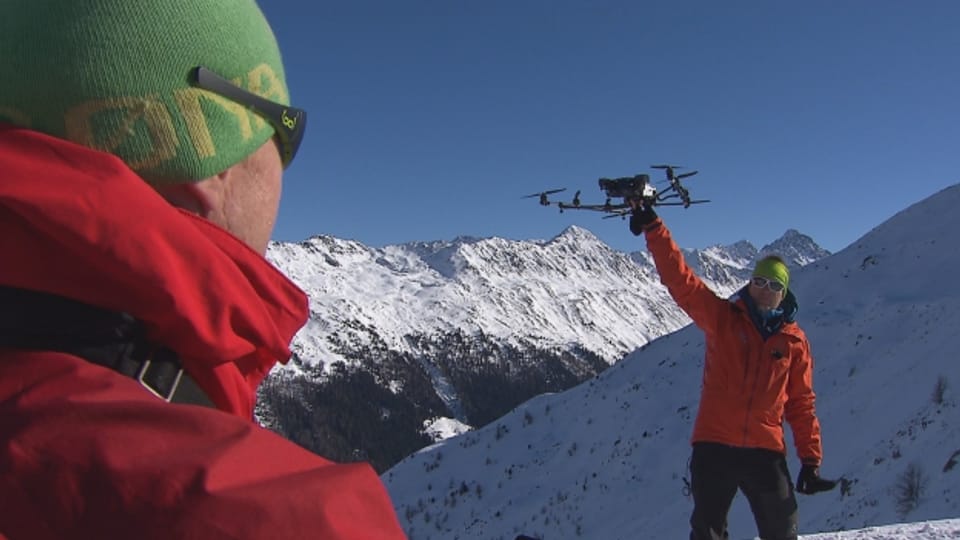 Yves Bühler und Andreas Stoffel im Einsatz mit der Drohne am Jakobshorn.