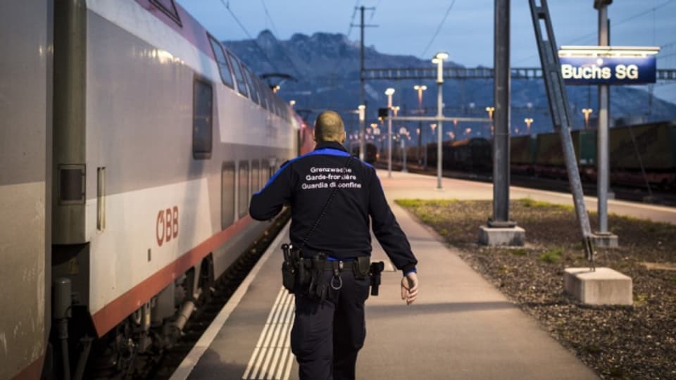 Reisende in Zügen oder mit dem Auto an der Grenze kontrollieren: Das ist Aufgabe der Grenzwacht.