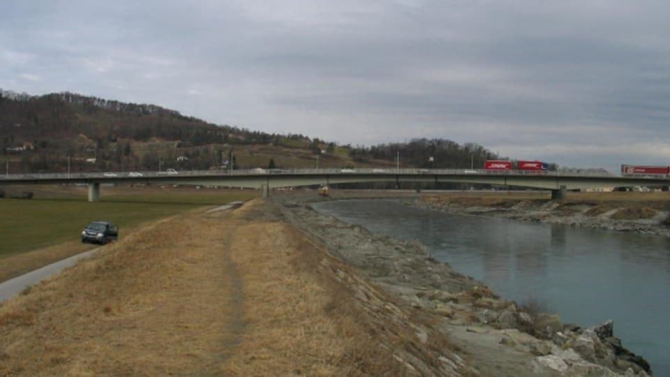 Die rund 60 Jahre alte Rheinbrücke muss dringend saniert werden.
