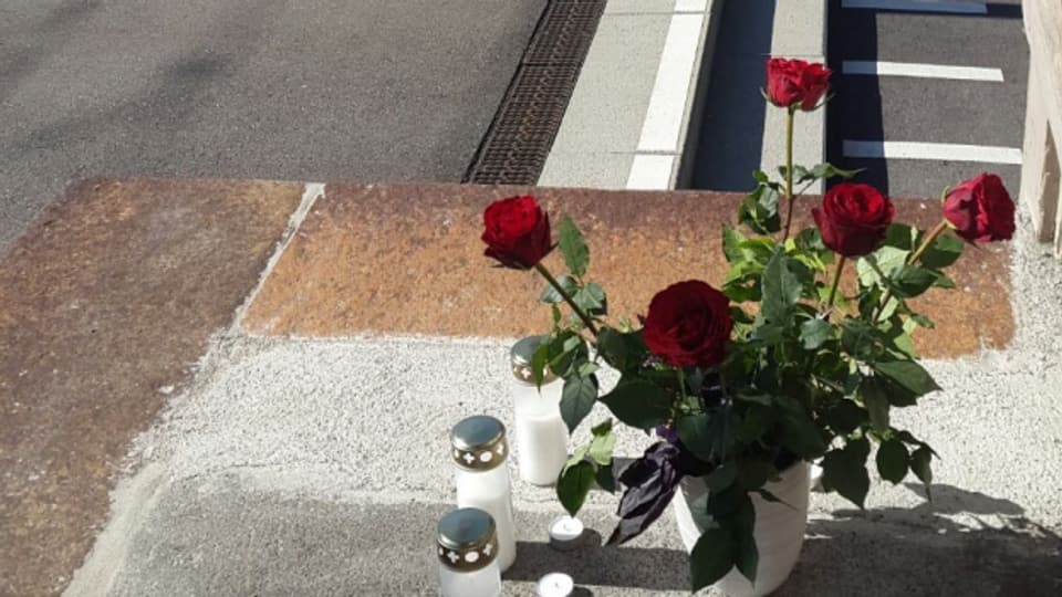 Blumen beim Bahnhof in Salez: Für die Gemeinde beginnt ein Prozess der Verarbeitung der dramatischen Ereignisse.