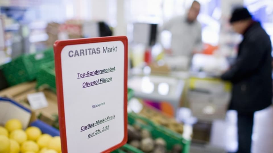 Sozialhilfebezüger beim Einkaufen im Caritas Markt