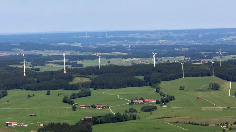 Vorbild ist das Dorf Wildpoldsried im Allgäu in Süddeutschland. Dort wurden in einem Bürgerprojekt elf Windräder gebaut.
