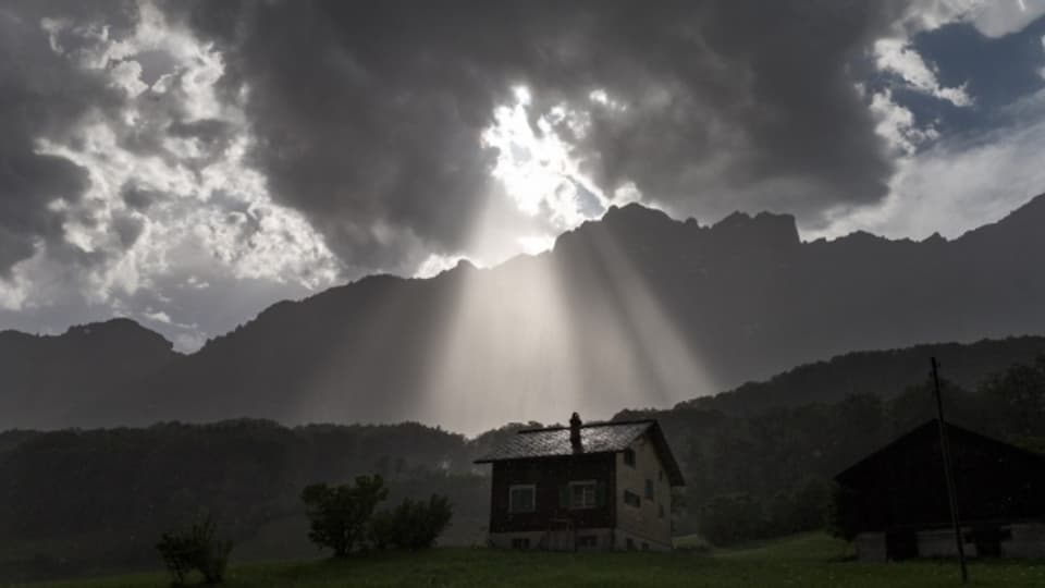 Dunkle Wolken über dem Glarner Budget: Aufnahme von Schwanden im Glarnerland kurz vor einem Gewitter.