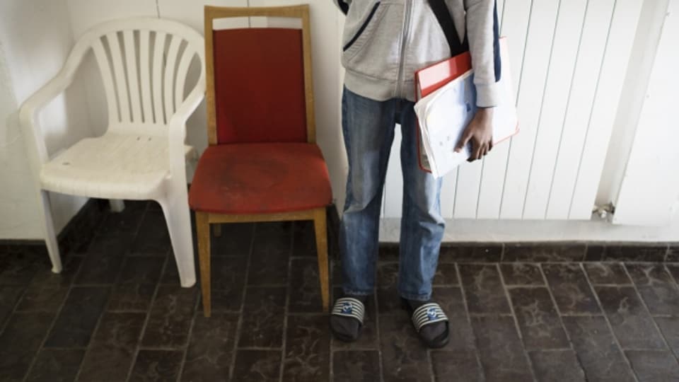 Ein Jugendlicher wartet auf den Schulbeginn im Transitzentrum für Asylsuchende «Landhaus» in Davos.