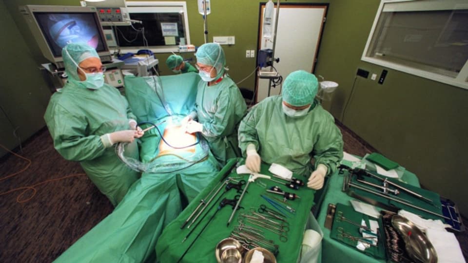 Chirurgen sollen öfters schwierige Operationen durchführen, argumentieren die Kantone.