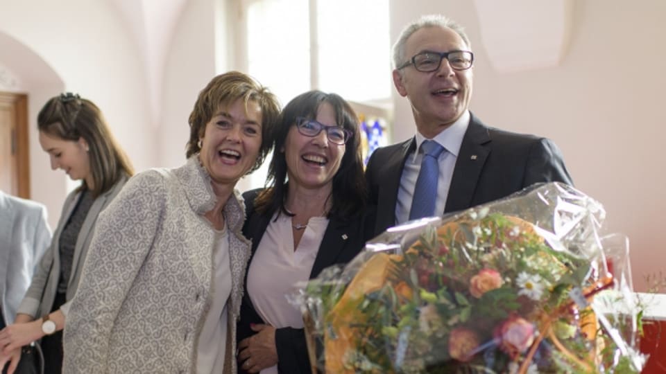 Dölf Biasotto freut sich mit Ehefrau Marie-Theres (links) und FDP-Präsidentin Monika Bodenmann.