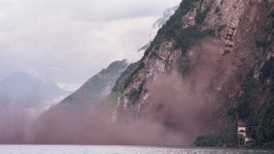 Im Juni 1997 sind bei Lochezen in der Nähe von Walenstadt (SG) mehrere hundert Kubikmeter Fels in den Walensee gestürzt.