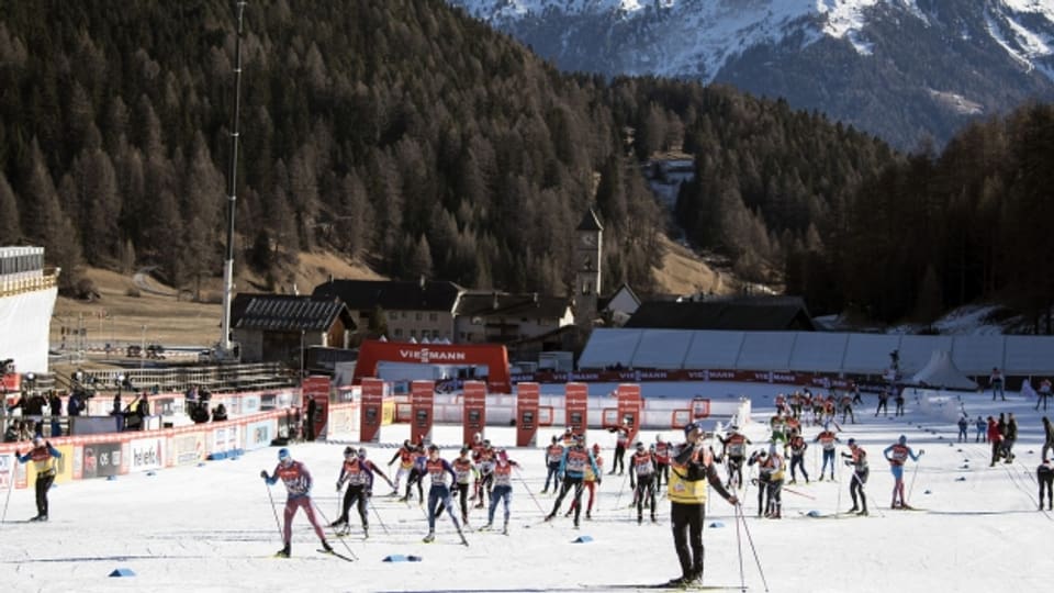 Langläuferinnen und Langläufer absolvieren Einde 2016 ein Training in Tschierv im Val Muestair