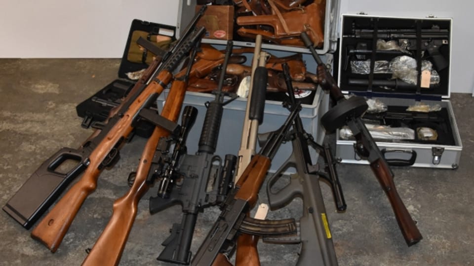 Maschinenpistolen, Revolver und Mehrzweckgewehre: Die Polizei stellte diverse teils bewilligungspflichtige Waffen sicher.