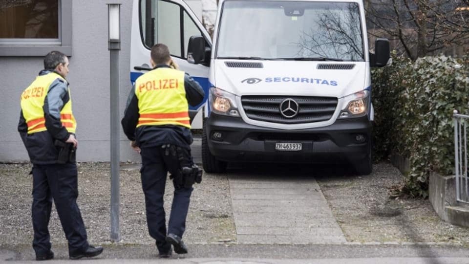 Polizisten sichern das Rathaus anlässlich einer der grössten Prozesse in der Thurgauer Strafprozess-Geschichte