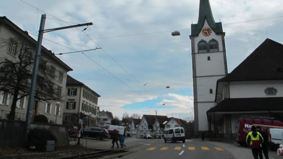 Das Dorfzentrum von Teufen wird in der Mitte durch eine Strasse getrennt.