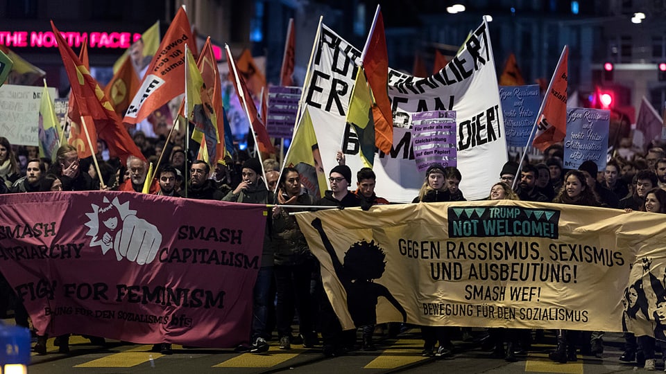 Über tausend Personene demonstrieren in Zürich gegen das WEF und Donald Trump.