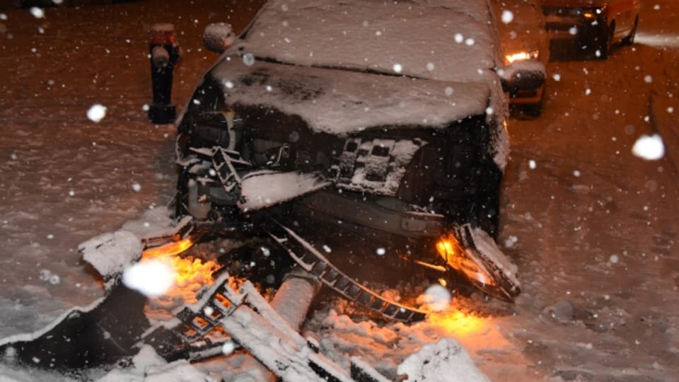 Der Wintereinbruch machte vielen Autofahrern Probleme.