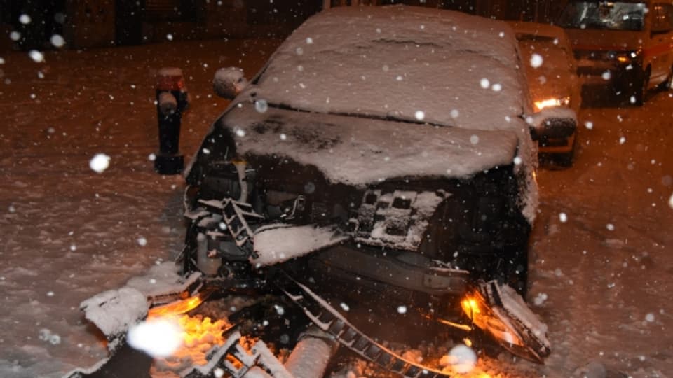 Der Wintereinbruch machte vielen Autofahrern Probleme.