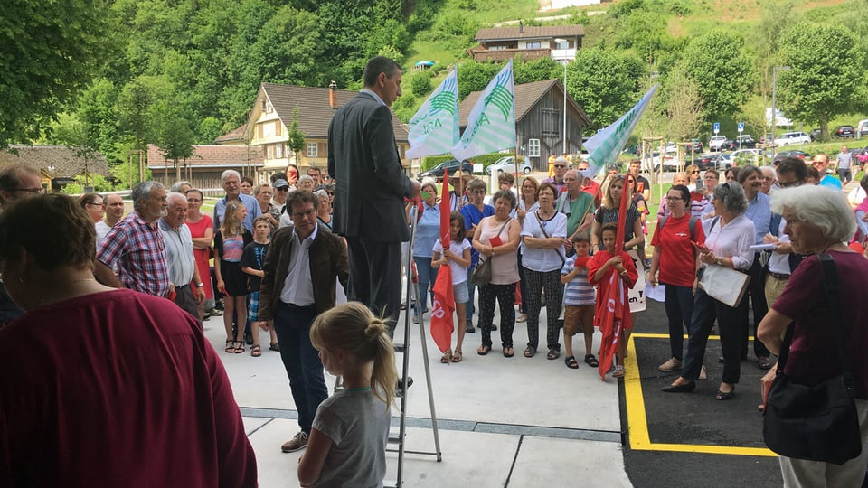 Rund 120 Personen hatten sich vor dem Eingang des neuen Bettentrakts des Spitals Wattwil versammelt.