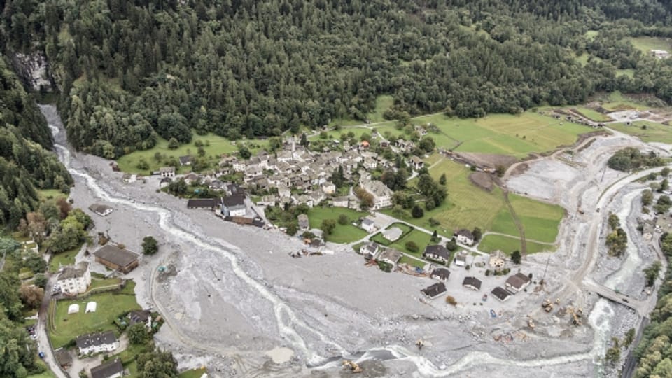 Häuser im Dorf Bondo wurden von den Ausläufern des gewaltigen Abbruchs getroffen. Acht Bergwanderer kamen ums Leben.