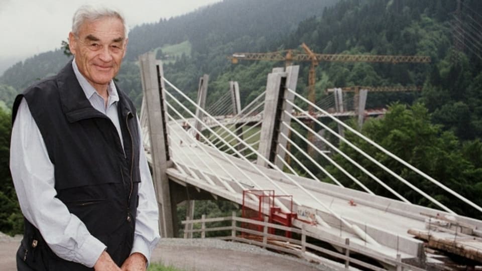 Christian Menn steht vor «seiner» Sunnibergbrücke bei Klosters
