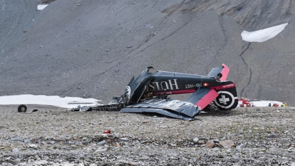 Das Flugzeug stürzte am Samstag oberhalb von Flims am Piz Segnas beim Martinsloch ab.