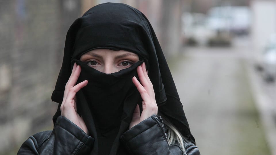 Betroffen vom Verhüllungsverbot im öffentlichen Raum ist ausdrücklich auch die Burka.
