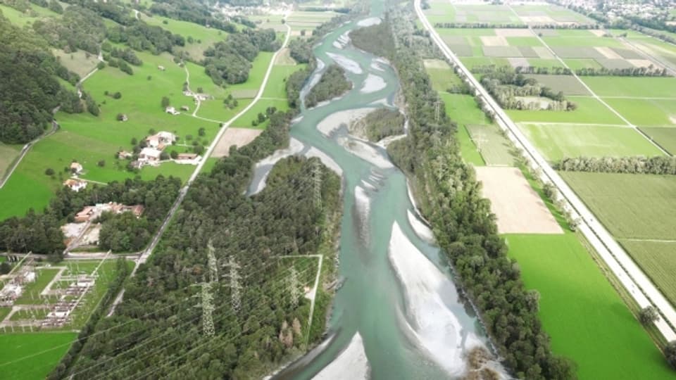 Der Rhein soll verbreitert werden.