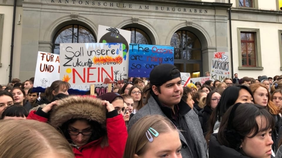 «Jugend eine Zukunft geben»: Protestaktion an der Kantonsschule Burggraben in St. Gallen.