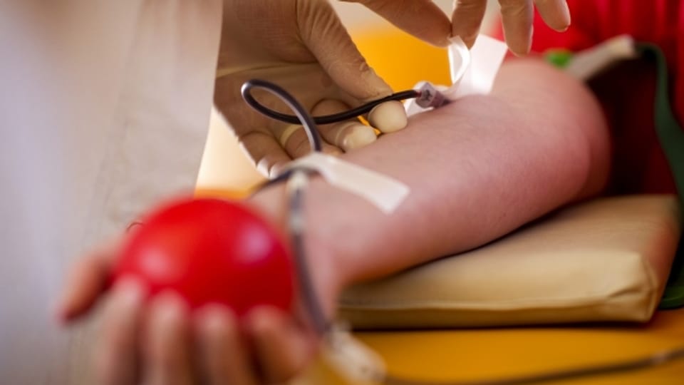 Junge Blutspender gesucht: In der Grippezeit wird das Spenderblut knapp.