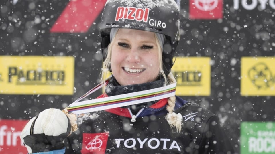 Mit ihrer ersten Medaille an einem Grossanlass krönte sich Julie Zogg direkt zur Weltmeisterin im Parallel-Slalom.