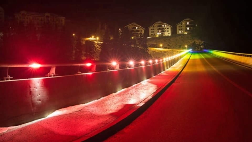 Im November bemalte jemand die mehr als 40 Lampen, die in das Geländer der Brücke zwischen Scuol und Vulpera eingelassen sind.