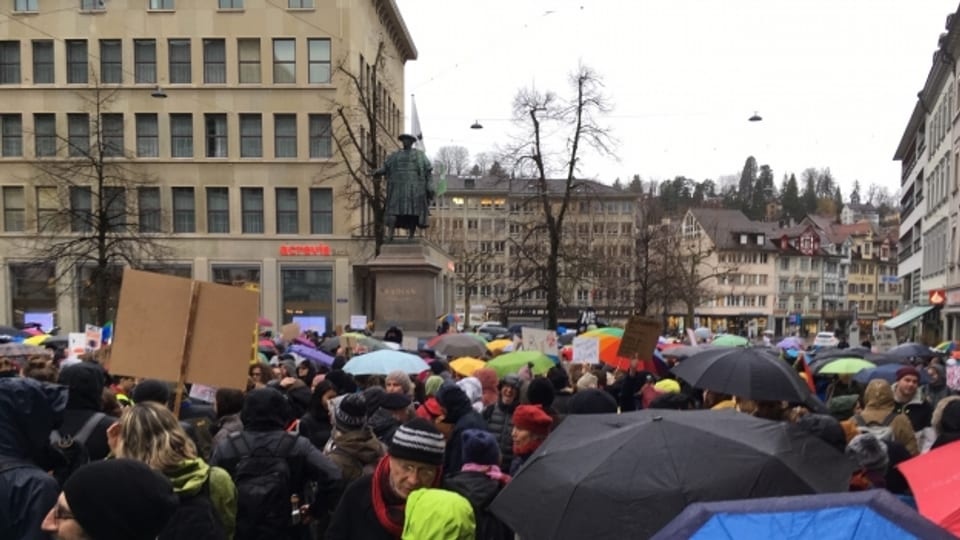 In St. Gallen haben sich rund 800 Personen zur Klimademo versammelt.