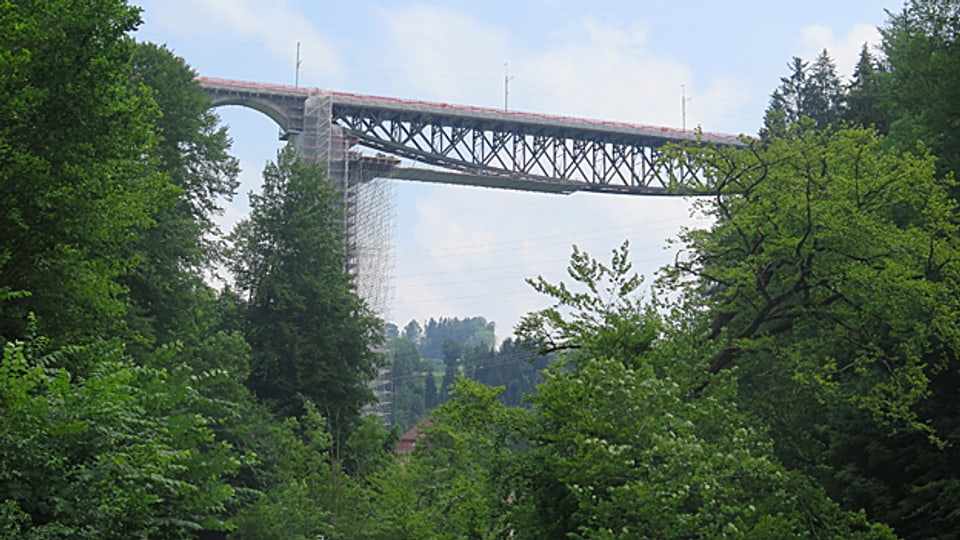 Die 100-jährige Eisenbahnbrücke wird saniert.