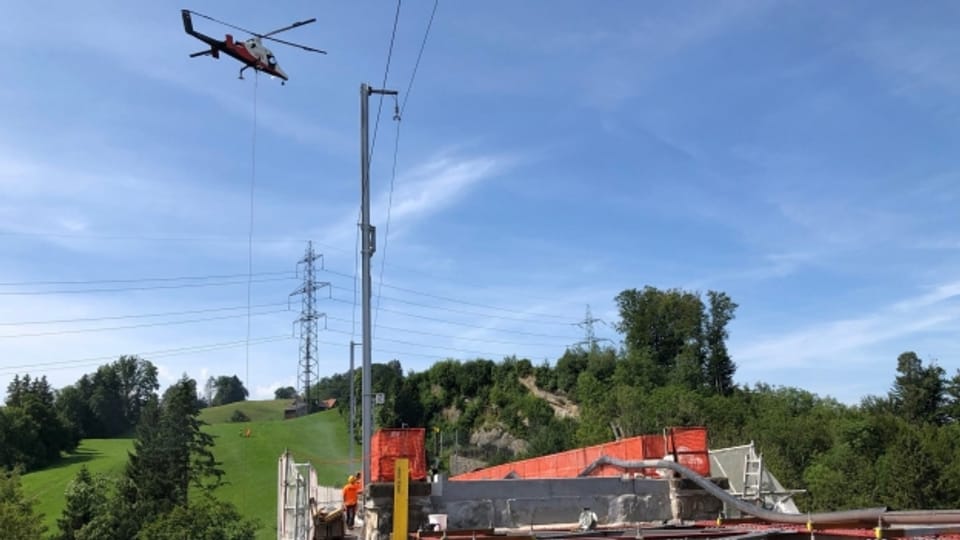 Bei der Baustelle am Sitterviadukt zwischen St. Gallen und Herisau kommen die Materialen teilweise über den Luftweg.