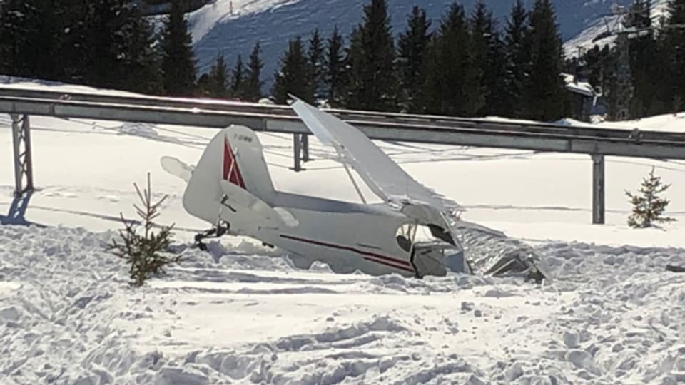 Beim Absturz eines Kleinflugzeugs in Arosa sind die beiden Insassen schwer verletzt worden. Der Grund für den Absturz ist noch unbekannt.