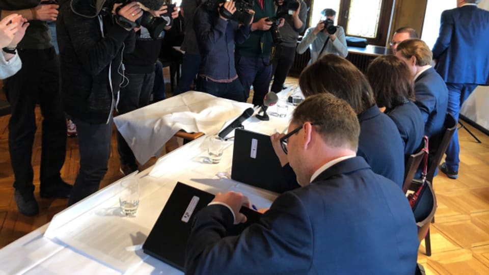 Fünf Regierungsräte und Regierungsrätinnen unterschreiben die Vereinbarung