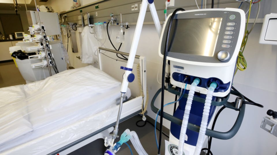 Beatmungsgeräte werden bei Corona-Patienten eingesetzt.