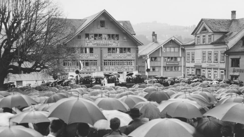 Regnerische Landsgemeinde im Jahr 1968.