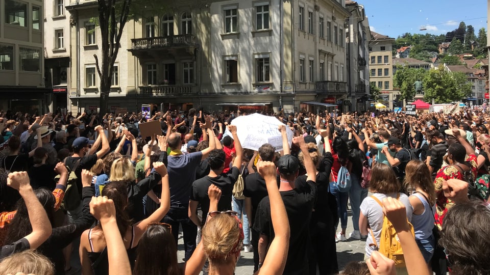 In St. Gallen demonstrierten über 1000 Personen gegen Rassismus.