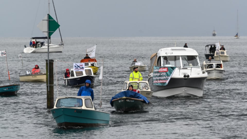 Fischer demonstrierten am Samstagnachmittag mit einem Schiffskorso gegen geplante Netzgehege im Bodensee.