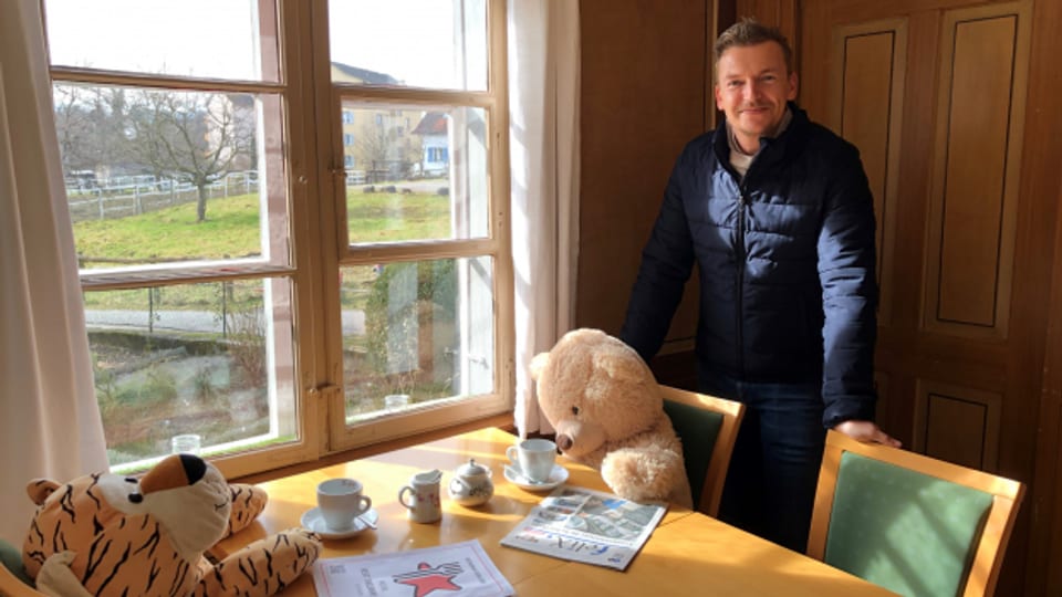 Wirt Danielo Schmid in seinem Restaurant in Stachen - zusammen mit seinen zwei Teddybären.