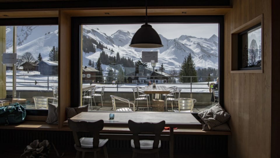 Bis Sonntag dürfen die Terrassen in den Glarner Skigebieten noch offen haben.