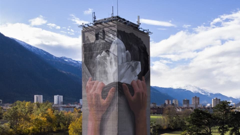 Blick auf den Mühleturm mit dem Gemälde des Churer Künstlers Fabian «Bane» Florin.