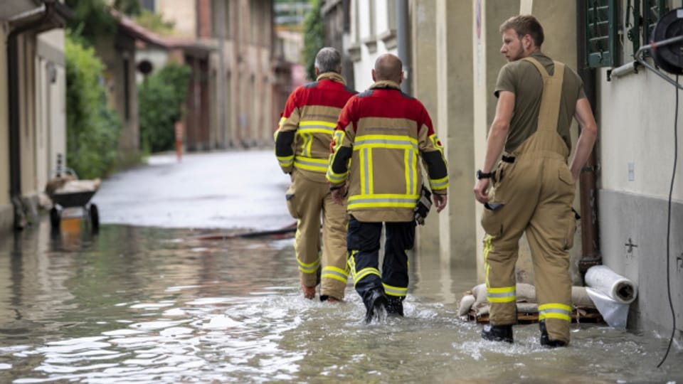 16. Juli in Bern: Die Aare führte Hochwasser im Altenberg Quartier wo die Fluten die Häuser erreichen.