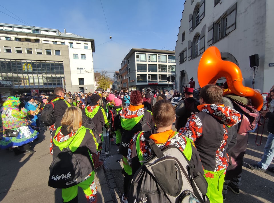 St. Galler Fasnächtler heute Vormittag beim Waaghaus am Marktplatz Bohl.