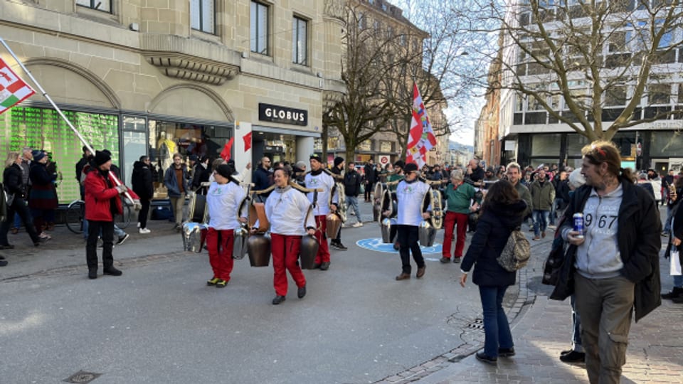 Teilnehmende der unbewilligten Demonstration zogen durch die St. Galler Innenstadt.
