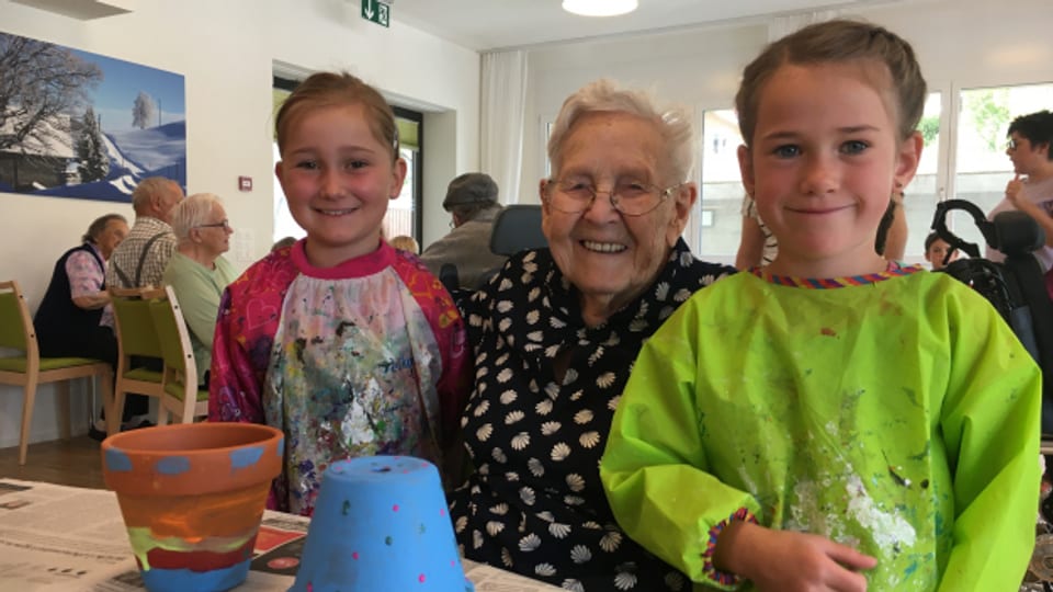 Emmi Looser (98 Jahre) mit ihren Urgrosskindern