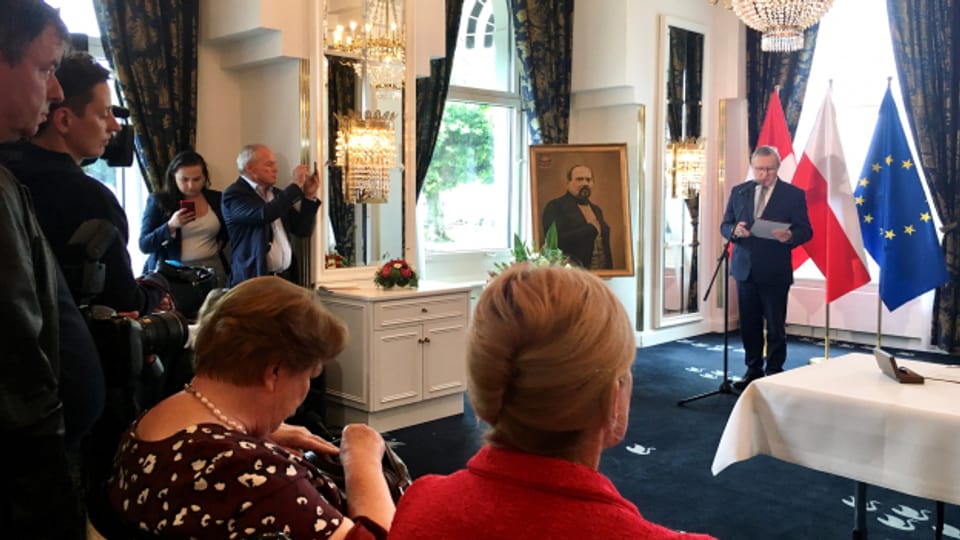 Der polnische stv. Ministerpräsident Piotr Glinski würdigt vor laufenden Kameras die Geschichte des Polenmuseums in Rapperswil und berichtet über dessen Neustart im «Schwanen».
