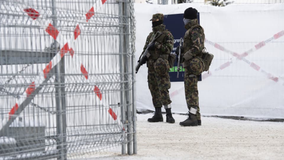 Jeglicher Verkehr nach Davos wird angehalten und kontrolliert.