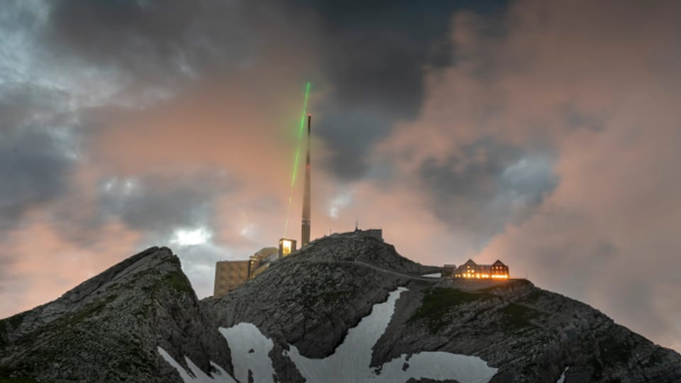 Über 60 Meter weit konnte der Laser die Blitze leiten