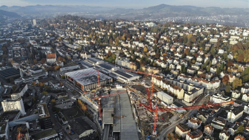 Blick auf den «Olma-Deckel» im Herbst 2021 in St. Gallen. Die Autobahn beim Rosenbergtunnel wurde überdacht. Darauf soll eine weitere Olma-Halle entstehen.