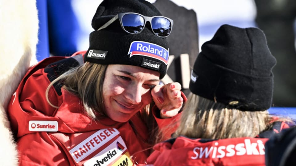 Die Davoserin Jasmine Flury gewinnt sensationell die WM-Abfahrt. Corinne Suter (links) holt Bronze.